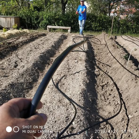 Los hortelanos ponen a punto el riego